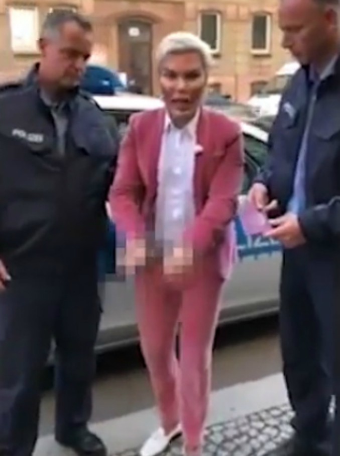 Copertina di Rodrigo Alves, arrestato il Ken umano: “Non mi hanno riconosciuto sul passaporto”