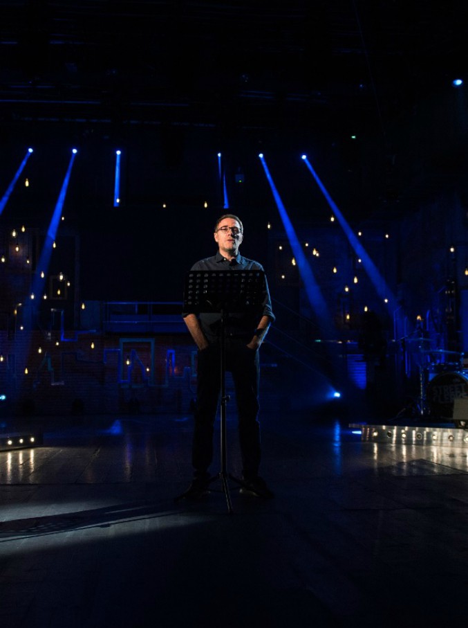 Copertina di “I figli ti invecchiano”. Tra ironia ed emozione, il monologo di Mastandrea a Epcc che racconta gioie e dolori della paternità