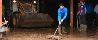 Maiorca, anche Rafael Nadal spala il fango dopo l’ondata di maltempo che ha colpito la Spagna