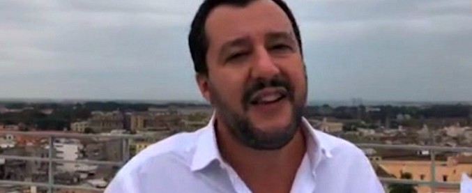 Copertina di Salvini: “Negozietti etnici ritrovo di ubriaconi, chiuderanno entro le 21”. Confesercenti: “No a norme discriminatorie”