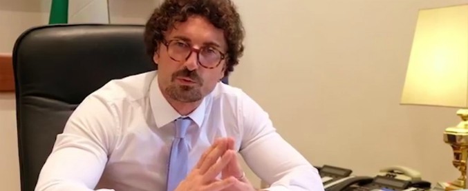 Copertina di Toninelli: “Lapsus sul Brennero? Me ne frego, ne commetterò tanti altri. Lavoro 18 ore al giorno, mia moglie preoccupata”