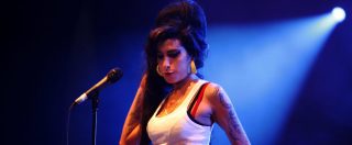 Copertina di Amy Winehouse rivivrà in concerto grazie ad un ologramma. Tanta tecnologia e molta emozione