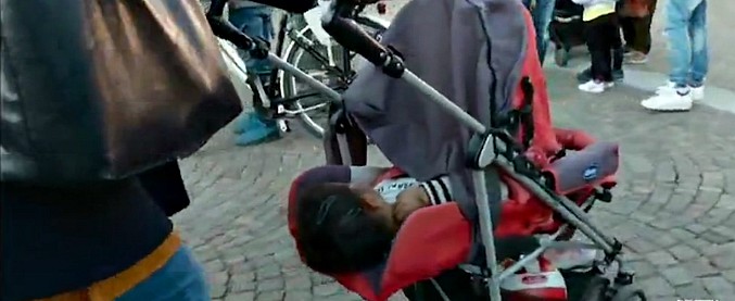 Copertina di Lodi, 200 bambini stranieri esclusi dalla mensa per regolamento del sindaco leghista. Il reportage di Piazzapulita