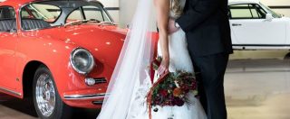 Copertina di Due fan di Porsche si sposano dentro a una Cayenne in pista – FOTO