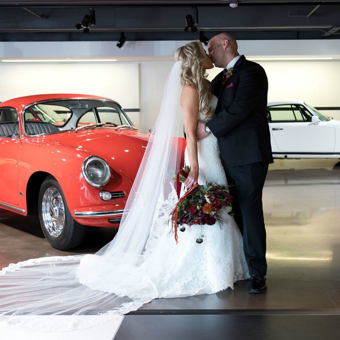 Copertina di Due fan di Porsche si sposano dentro a una Cayenne in pista – FOTO