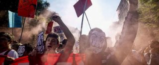 Copertina di Scuola, 70mila sfilano contro il governo. Bruciati pupazzi dei due vicepremier. Salvini: “Schifoso”. Di Maio: “Vediamoci”