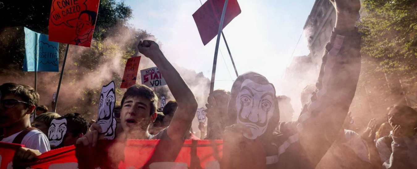 Copertina di Scuola, 70mila sfilano contro il governo. Bruciati pupazzi dei due vicepremier. Salvini: “Schifoso”. Di Maio: “Vediamoci”