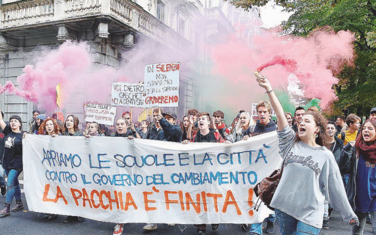 Copertina di Scuola, 50 piazze contro il governo