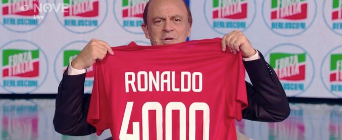 Copertina di Crozza-Berlusconi torna con micro pisolini e fogli senza appunti. Poi presenta la maglia di CR7 al Monza Calcio