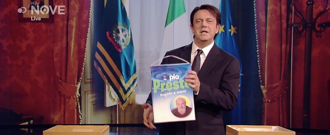 Copertina di Crozza-Conte ha un sacco di lavoro tra lavatrici e panni da stirare: “Non esiste spread impossibile con Pio Presto”