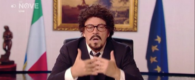 Copertina di Crozza-Toninelli in balia dei lapsus tra doppi cuori e ponti verticali: “Oggi inauguro lo ski-lift da duomo a Cortina”