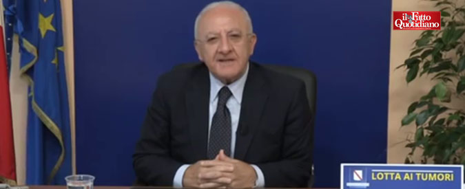 Copertina di De Luca: “Toninelli? Nomen omen. Sembra un tonnarello, maccarone lungo e moscio. Ha le visioni di Lourdes”