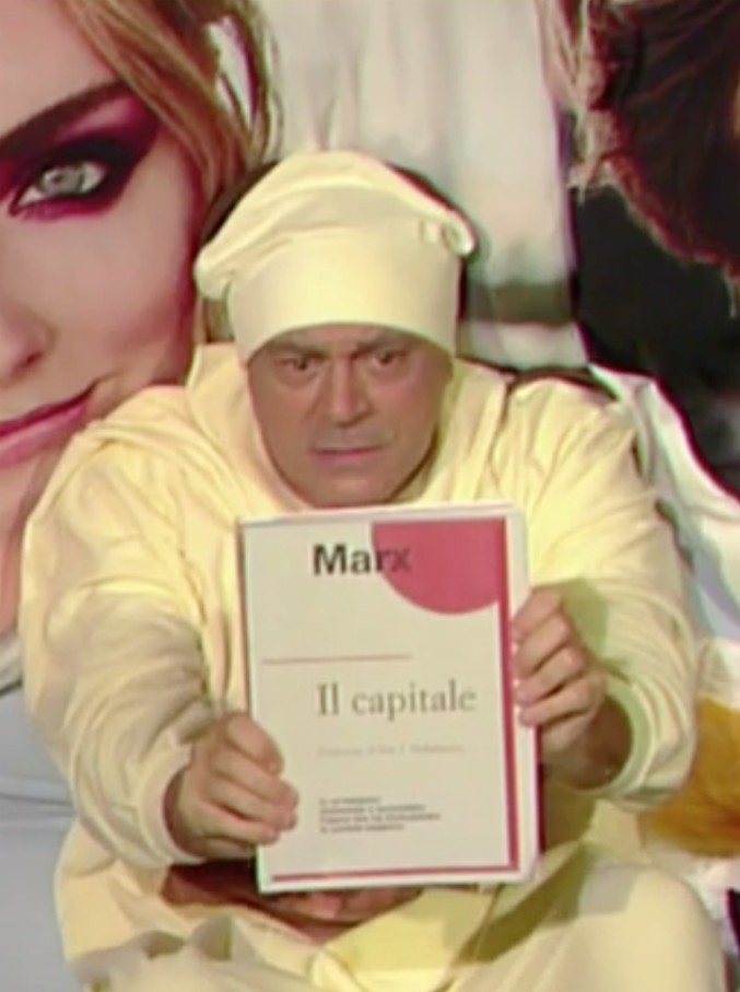 Copertina di Crozza-Leognez beve l’acqua limited edition e legge il Capitale di Marx (brandizzato da mamma Chiara Ferragni)