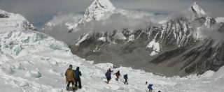Copertina di Nepal, nove alpinisti sepolti al campo base: travolti nella notte da una valanga