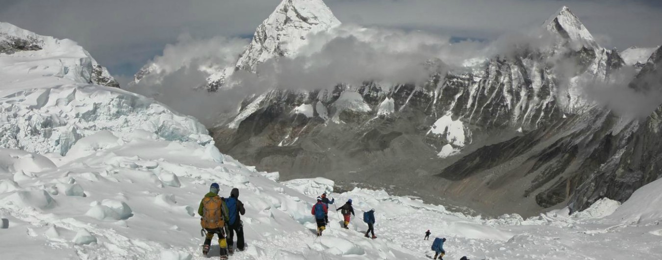 Nepal, nove alpinisti sepolti al campo base: travolti nella notte da una valanga