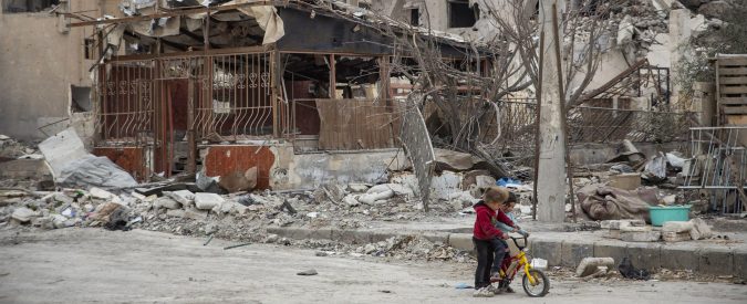 Raqqa, un anno dopo. La Coalizione a guida Usa continua a non dare risposte