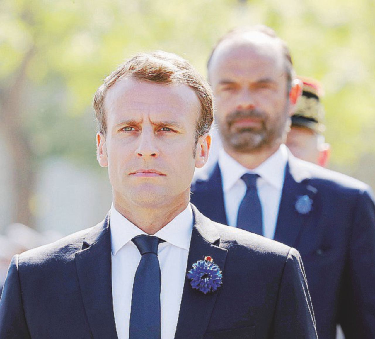 Il “nemico” in casa - Il presidente Emmanuel Macron e alle sue spalle il premier Édouard Philippe - Ansa Altro che En Marche, ora Macron è “en panne”