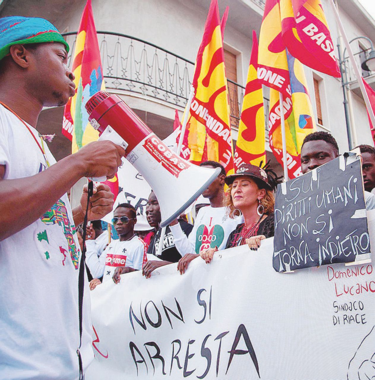 In piazza - Dopo l’arresto del sindaco di Riace Mimmo Lucano - Ansa - “Irregolarità”, così il ministro Salvini sgombera Riace