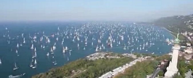 Copertina di Barcolana, sul campo di regata 2689 barche. C’era anche Mediterranea: “In mare chi ha bisogno va aiutato”