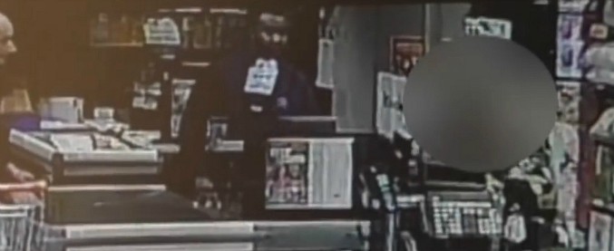 Copertina di Varese, “Non voglio essere servita da un negro” e scaglia una lattina di birra contro il commesso di colore