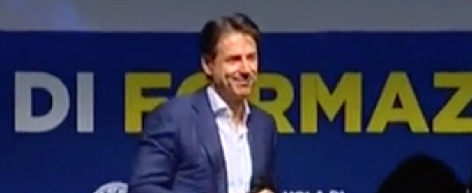 Copertina di Conte: “Io sono populista, dobbiamo risanare frattura tra elite politica e popolo”