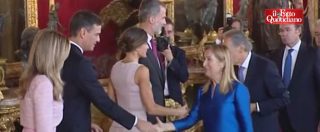 Copertina di Spagna, gaffe premier Sanchez e signora: salutano ospiti accanto a coppia reale ma vengono invitati ad allontanarsi