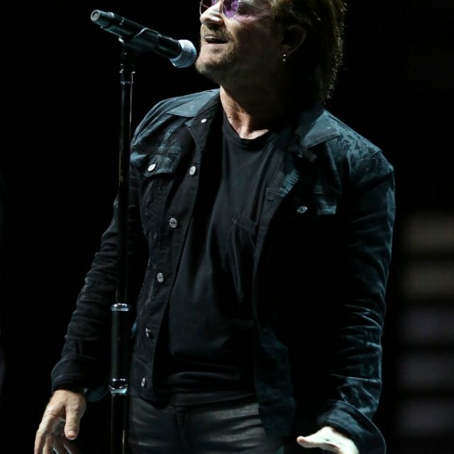 Concerto U2 a Milano, biglietto venduto a oltre 200 euro ma il posto non esiste. Mediolanum Forum: “Già successo in quel settore”
