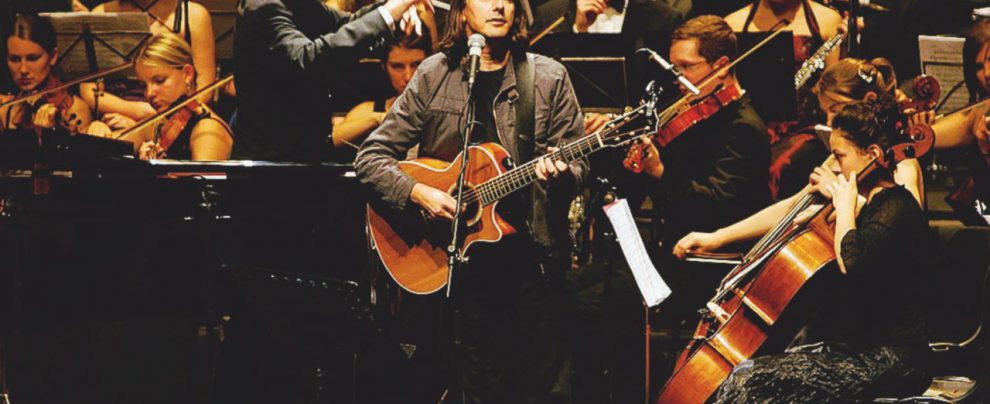 Geniale menestrello - Pippo Pollina e l’Orchestra Sinfonica Giovanile di Zurigo in un tour in Italia nel 2009 - LaPresse La chitarra di Pollina al Tenco, finalmente l’Italia si accorge di lui