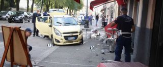 Copertina di Brescia, auto sterza e travolge i tavolini di un bar: morta donna 55enne che beveva un caffè all’aperto