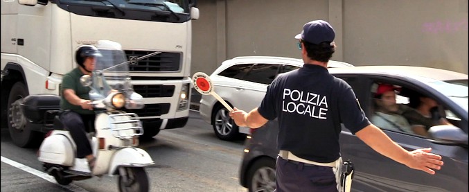 Copertina di Genova, vigili in trincea nell’emergenza traffico dopo il crollo del ponte Morandi: “70 agenti in malattia, effetti dello smog”