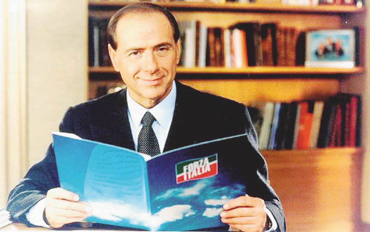 Con la calza - B. nel video del 26 gennaio 1994 - Fotogramma Ora fa il moderato, ma Silvio B. è stato il profeta dei populismi