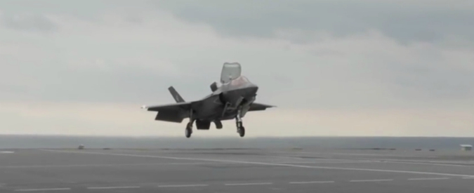 Copertina di La tecnica di atterraggio sulla portaerei è rivoluzionaria: ecco come si ferma il caccia della Royal Navy