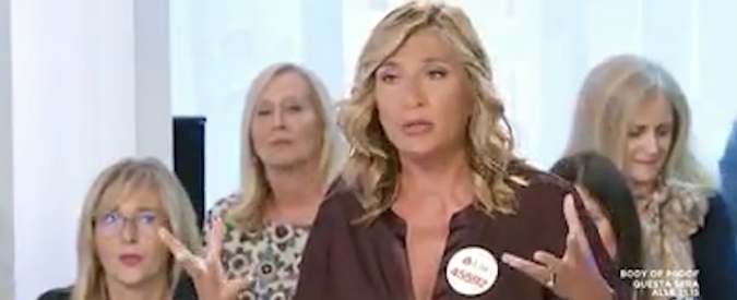 Copertina di Netturbino va al bar e blocca la strada di Roma, Myrta Merlino si infuria in diretta tv: “A Milano sarebbe successo?”