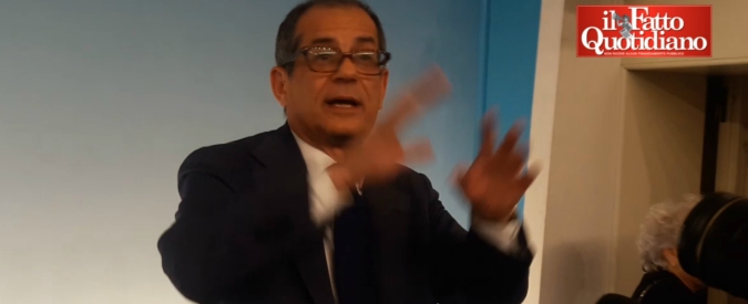 Copertina di Lo show di Tria in conferenza stampa: “Scusate, c’è Crozza in sala?”. Poi Conte e i vicepremier se ne vanno e lui…