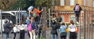 Copertina di Roma, cancellate chiuse al Colle Oppio: bambini costretti a scavalcare per andare a scuola