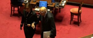 Copertina di Napolitano torna in Senato dopo l’intervento. Casellati lo omaggia: “Esempio per tutti”. E l’Aula applaude il presidente emerito