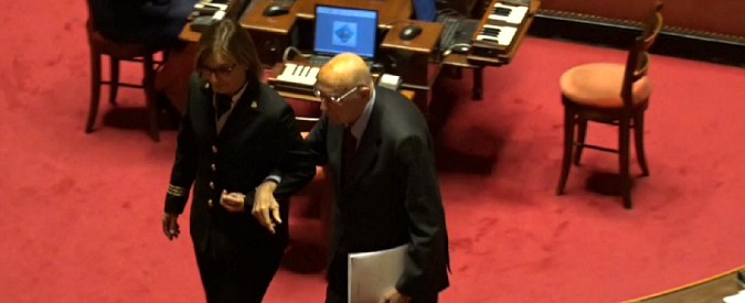 Copertina di Napolitano torna in Senato dopo l’intervento. Casellati lo omaggia: “Esempio per tutti”. E l’Aula applaude il presidente emerito