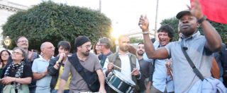 Copertina di Riace, in centinaia alla manifestazione per Mimmo Lucano: “Hanno voluto umiliarlo”