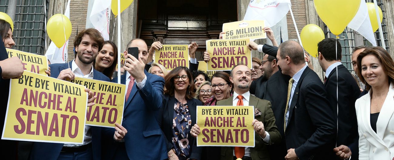 Vitalizi, dopo 3 mesi anche il Senato dà via libera al taglio: Pd e Fi non votano. Di Maio: ‘Ora tocca a Regioni o stop fondi’