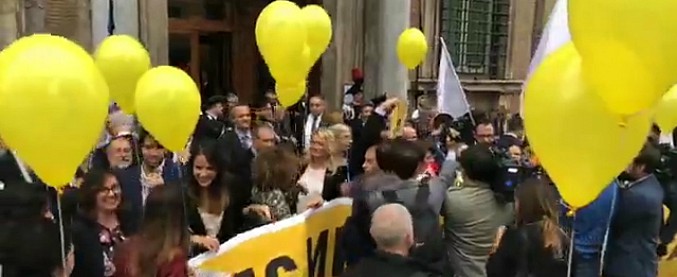 Copertina di Vitalizi, approvato il taglio al Senato. Festa M5s davanti a Palazzo Madama: “Giornata storica”