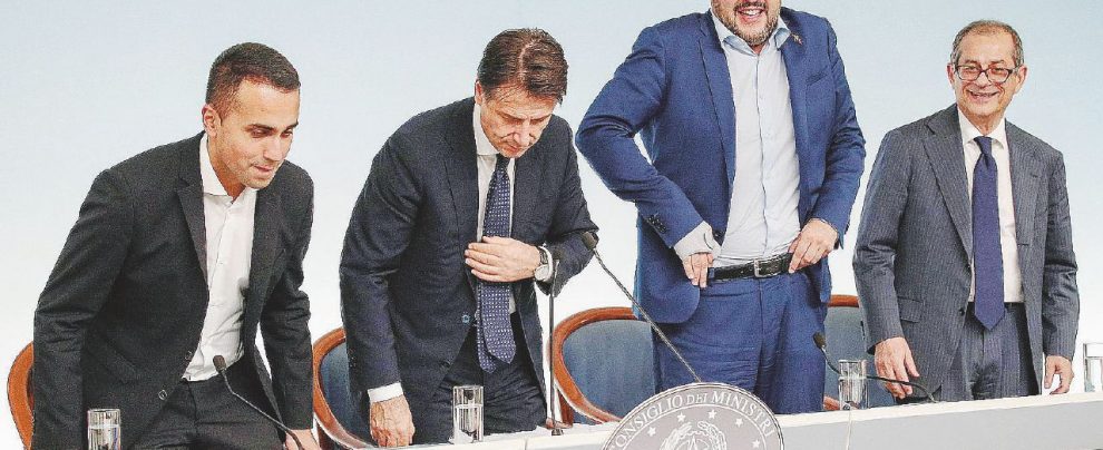 Pace fiscale - Conte, Di Maio, Salvini e Tria a Palazzo Chigi dopo il via libera alla manovra - Ansa/Agf Cos’è e come funziona il condono giallo-verde