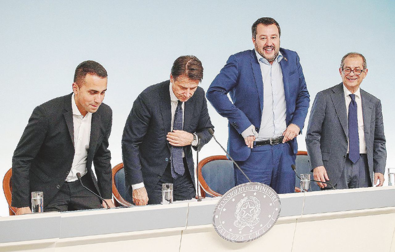 Pace fiscale - Conte, Di Maio, Salvini e Tria a Palazzo Chigi dopo il via libera alla manovra - Ansa/Agf Cos’è e come funziona il condono giallo-verde