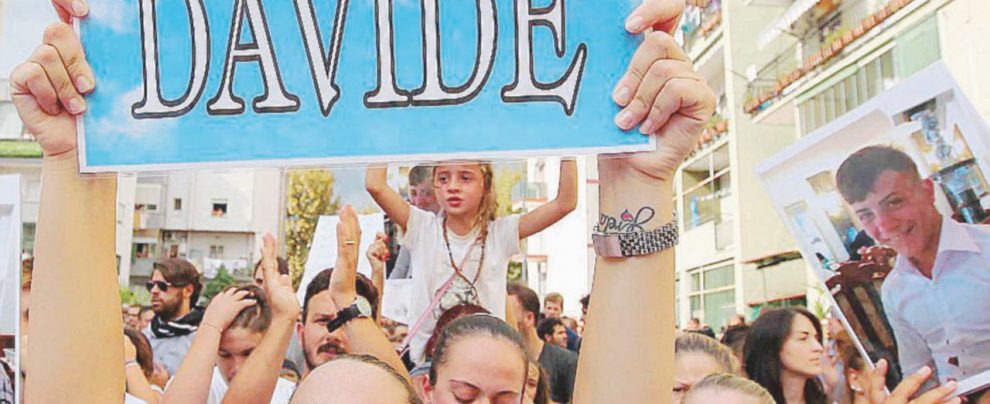 Nel 2014 - In piazza a Napoli dopo l’uccisione di Davide Bifolco - LaPresse Davide ucciso “per errore”. Solo due anni al carabiniere