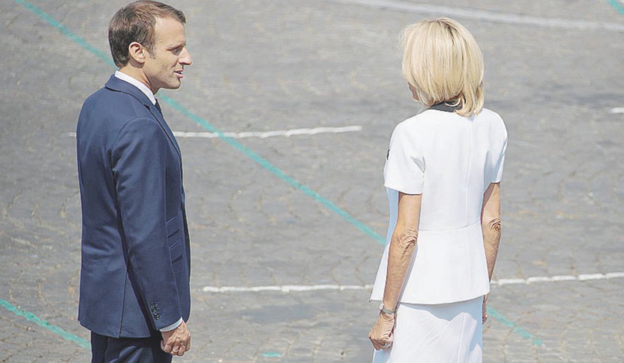 “Il giovane Emmanuel, gli amichetti e le urla della moglie-maestra” “Il giovane Emmanuel, gli amichetti e le urla della moglie-maestra”
