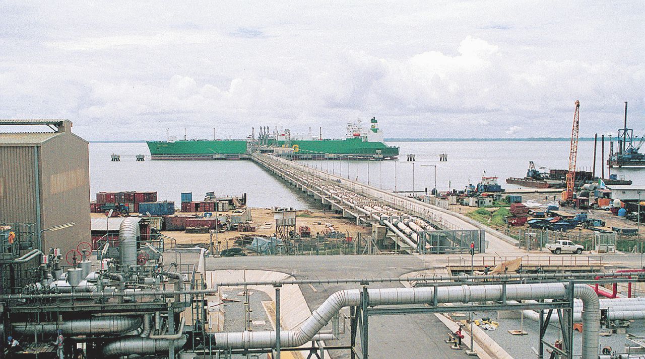 Descalzi, la moglie  e lo strano business della birra in Congo