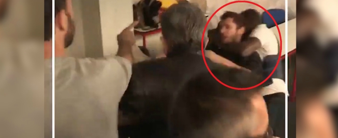 Copertina di Il leader della sinistra francese contro la polizia: “La Repubblica sono io”. Zuffa e spintoni con gli agenti