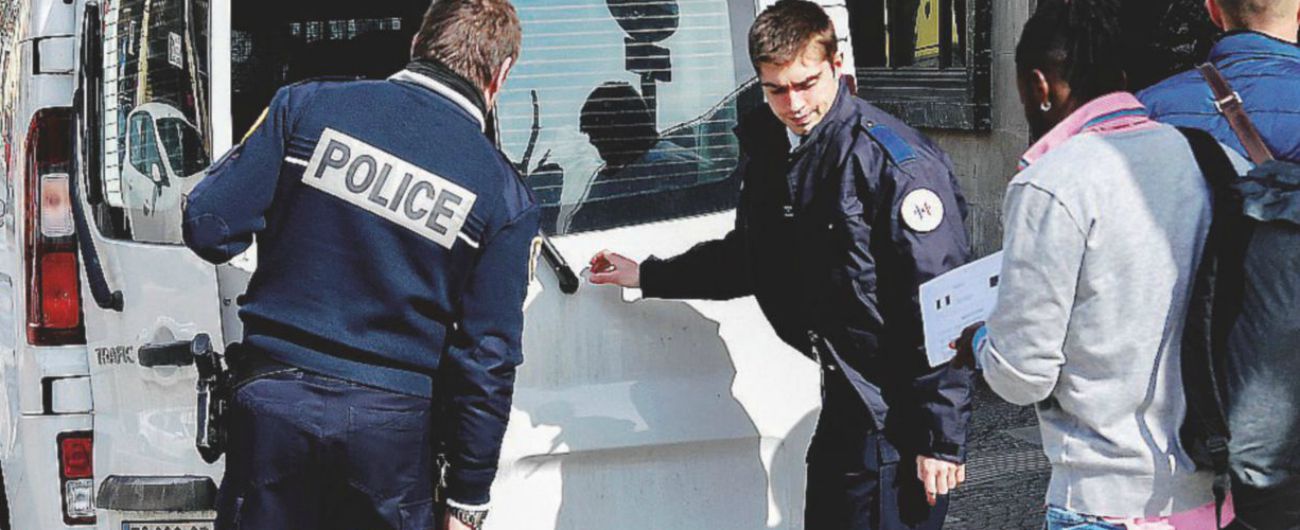 Migranti, Amnesty denuncia: “Violazioni sistematiche. Governo francese smetta di fare orecchie da mercante”