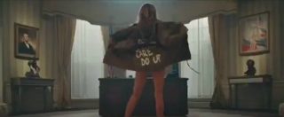 Copertina di Melania Trump nuda nello Studio Ovale: polemiche per il video del rapper T.I. con la sosia della first lady