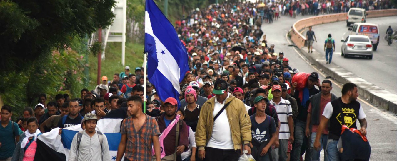 Copertina di Migranti, la carovana che spaventa Trump: in 4mila marciano verso gli Usa. E il Messico invia l’esercito al confine