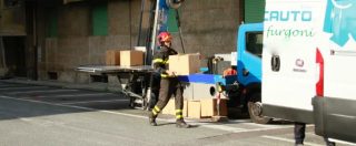 Copertina di Genova, i vigili del fuoco accompagnano gli sfollati nella zona rossa in un’atmosfera spettrale